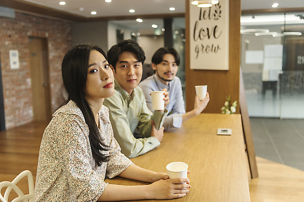 포토 JPG 여자 남자 커피 비즈니스 티타임 실내 앉기 상반신 20대 성인 옆모습 세명 30대 한국인 비즈니스맨 비즈니스우먼 사회이슈 창업 성인만 코로나바이러스 사회적거리두기 비말감염 국내포토 음료 캠페인 뷰포인트 컨셉 모션 휴식 사람 동양인 청년 내부 장년 직장인 바이러스 자영업 감염 파일형식