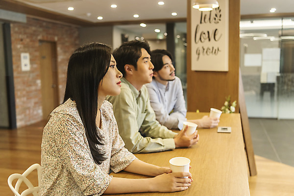 포토 JPG 응시 여자 남자 커피 비즈니스 티타임 실내 앉기 상반신 20대 성인 옆모습 세명 30대 한국인 비즈니스맨 비즈니스우먼 사회이슈 창업 성인만 코로나바이러스 사회적거리두기 비말감염 국내포토 시선 음료 캠페인 뷰포인트 컨셉 모션 휴식 사람 동양인 청년 내부 장년 직장인 바이러스 자영업 감염 파일형식