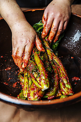 포토 JPG 주간 손 채소 야외 신체부위 전라남도 특산물 갓 발효 지역 김장 발효음식 여수 갓김치 돌산도 국내포토 자연요소 음식 섬 김치 사람 전라도 파일형식