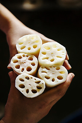 포토 JPG 주간 손 밭 채소 근접촬영 야외 신체부위 잡기 특산물 지역 연근 대구시 반야월 국내포토 자연요소 뷰포인트 농업 모션 한국 사람 대구_한국 파일형식