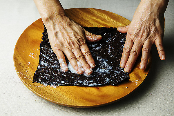 포토 JPG 스튜디오촬영 손 실내 신체부위 김 경상남도 특산물 바르기 거창 부각 김부각 찹쌀풀 국내포토 모션 반찬 사람 내부 해조류 경상도 파일형식