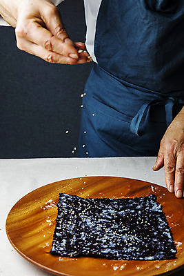 포토 JPG 스튜디오촬영 실내 한명 상반신 앞모습 김 경상남도 뿌리기 특산물 깨 거창 부각 김부각 찹쌀풀 국내포토 1 뷰포인트 식재료 모션 반찬 사람 내부 조미료 해조류 경상도 파일형식