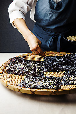 포토 JPG 스튜디오촬영 실내 한명 상반신 앞모습 김 경상남도 뿌리기 특산물 깨 거창 부각 김부각 국내포토 1 뷰포인트 식재료 모션 반찬 사람 내부 조미료 해조류 경상도 파일형식