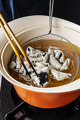 포토 JPG 스튜디오촬영 젓가락 실내 사람없음 튀김 기름 김 경상남도 특산물 거창 부각 튀김망 김부각 국내포토 음식 반찬 수저 내부 조리도구 해조류 경상도 파일형식