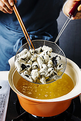 포토 JPG 스튜디오촬영 젓가락 실내 한명 상반신 앞모습 튀김 기름 김 경상남도 특산물 거창 부각 튀김망 김부각 국내포토 1 음식 뷰포인트 반찬 수저 사람 내부 조리도구 해조류 경상도 파일형식