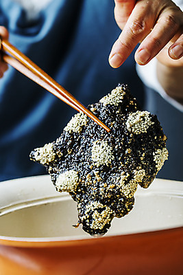 포토 JPG 스튜디오촬영 젓가락 실내 한명 상반신 앞모습 튀김 기름 김 경상남도 특산물 거창 부각 김부각 국내포토 1 음식 뷰포인트 반찬 수저 사람 내부 해조류 경상도 파일형식