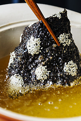 포토 JPG 스튜디오촬영 젓가락 실내 사람없음 튀김 기름 김 경상남도 특산물 거창 부각 김부각 국내포토 음식 반찬 수저 내부 해조류 경상도 파일형식