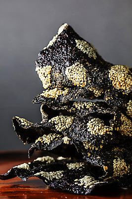 포토 JPG 스튜디오촬영 실내 사람없음 쌓기 튀김 김 경상남도 특산물 거창 부각 김부각 국내포토 음식 모션 반찬 내부 해조류 경상도 파일형식