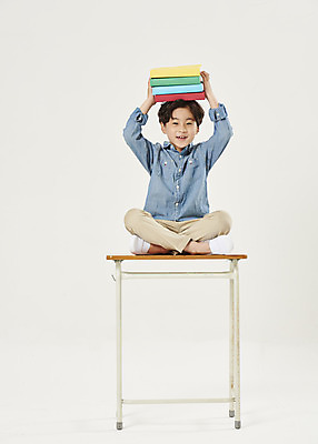 포토 JPG 스튜디오촬영 전신 어린이교육 교육 남자 어린이라이프 초등학생 어린이 학교 실내 한명 미소 앉기 소년 앞모습 책 스쿨라이프 한국인 흰색 책상 흰배경 머리위 개학 에듀 에듀케이션 소년한명만 스쿨팩 국내포토 1 학생 라이프스타일 뷰포인트 컬러 가구 백그라운드 모션 표정 사람 동양인 내부 남자한명만 소년만 파일형식