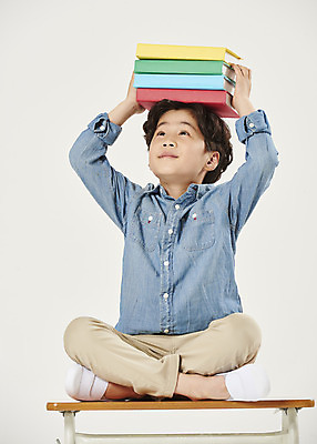 포토 JPG 스튜디오촬영 전신 어린이교육 교육 남자 어린이라이프 초등학생 어린이 학교 실내 한명 앉기 소년 앞모습 책 스쿨라이프 한국인 흰색 책상 흰배경 머리위 개학 에듀 에듀케이션 소년한명만 스쿨팩 국내포토 1 학생 라이프스타일 뷰포인트 컬러 가구 백그라운드 모션 사람 동양인 내부 남자한명만 소년만 파일형식