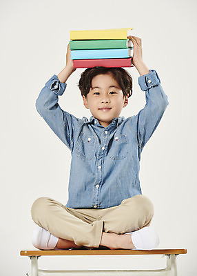 포토 JPG 스튜디오촬영 전신 어린이교육 교육 남자 어린이라이프 초등학생 어린이 학교 실내 한명 미소 앉기 소년 앞모습 책 스쿨라이프 한국인 흰색 책상 흰배경 머리위 개학 에듀 에듀케이션 소년한명만 스쿨팩 국내포토 1 학생 라이프스타일 뷰포인트 컬러 가구 백그라운드 모션 표정 사람 동양인 내부 남자한명만 소년만 파일형식