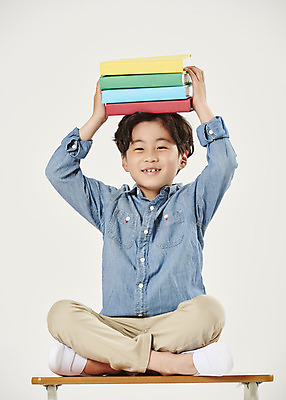 포토 JPG 스튜디오촬영 전신 어린이교육 교육 남자 어린이라이프 초등학생 어린이 학교 실내 한명 미소 앉기 소년 앞모습 책 스쿨라이프 한국인 흰색 책상 흰배경 머리위 개학 에듀 에듀케이션 소년한명만 스쿨팩 국내포토 1 학생 라이프스타일 뷰포인트 컬러 가구 백그라운드 모션 표정 사람 동양인 내부 남자한명만 소년만 파일형식