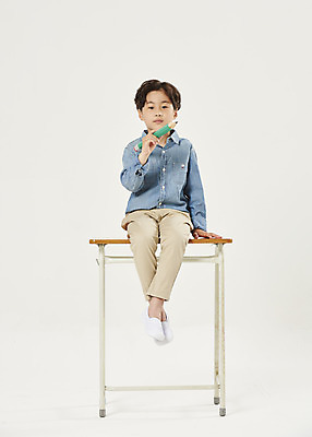 포토 JPG 스튜디오촬영 전신 어린이교육 교육 남자 어린이라이프 초등학생 어린이 학교 실내 한명 들기 앉기 소년 앞모습 연필 스쿨라이프 한국인 흰색 책상 흰배경 개학 에듀 에듀케이션 소년한명만 스쿨팩 국내포토 1 학생 라이프스타일 뷰포인트 컬러 가구 백그라운드 모션 학용품 사람 동양인 내부 필기구 남자한명만 소년만 파일형식