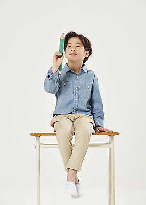 포토 JPG 스튜디오촬영 전신 어린이교육 교육 남자 어린이라이프 초등학생 어린이 학교 실내 한명 미소 들기 앉기 소년 앞모습 연필 스쿨라이프 한국인 흰색 책상 흰배경 개학 에듀 에듀케이션 소년한명만 스쿨팩 국내포토 1 학생 라이프스타일 뷰포인트 컬러 가구 백그라운드 모션 학용품 표정 사람 동양인 내부 필기구 남자한명만 소년만 파일형식
