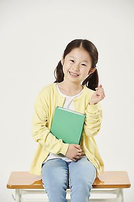 포토 JPG 스튜디오촬영 여자 어린이교육 교육 어린이라이프 초등학생 어린이 학교 실내 한명 미소 앉기 소녀 상반신 앞모습 책 스쿨라이프 한국인 흰색 책상 흰배경 손하트 개학 에듀 에듀케이션 소녀한명만 스쿨팩 국내포토 1 학생 라이프스타일 뷰포인트 컬러 가구 백그라운드 모션 표정 사람 동양인 손짓 내부 여자한명만 소녀만 파일형식
