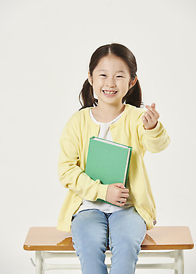 포토 JPG 스튜디오촬영 여자 어린이교육 교육 어린이라이프 초등학생 어린이 학교 실내 한명 미소 앉기 소녀 상반신 앞모습 책 스쿨라이프 한국인 흰색 책상 흰배경 손하트 개학 에듀 에듀케이션 소녀한명만 스쿨팩 국내포토 1 학생 라이프스타일 뷰포인트 컬러 가구 백그라운드 모션 표정 사람 동양인 손짓 내부 여자한명만 소녀만 파일형식