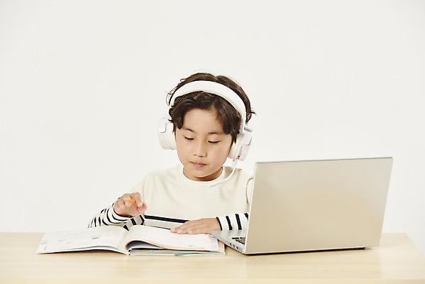 포토 JPG 스튜디오촬영 교육 남자 어린이라이프 초등학생 어린이 학교 실내 한명 앉기 소년 상반신 앞모습 노트북 스쿨라이프 헤드폰 한국인 흰색 책상 교과서 흰배경 개학 에듀 에듀케이션 온라인강의 소년한명만 스쿨팩 사회적거리두기 원격수업 온라인개학 온택트 랜선라이프 국내포토 1 학생 라이프스타일 캠페인 뷰포인트 컬러 음향기기 가구 백그라운드 모션 교재 사람 동양인 내부 전자제품 강의 원격 남자한명만 소년만 파일형식 언택트