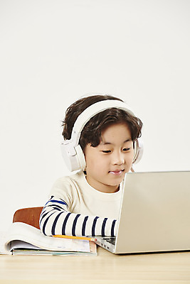 포토 JPG 스튜디오촬영 교육 남자 어린이라이프 초등학생 어린이 학교 실내 한명 앉기 소년 상반신 앞모습 노트북 스쿨라이프 헤드폰 한국인 흰색 책상 교과서 흰배경 개학 에듀 에듀케이션 온라인강의 소년한명만 스쿨팩 사회적거리두기 원격수업 온라인개학 온택트 랜선라이프 국내포토 1 학생 라이프스타일 캠페인 뷰포인트 컬러 음향기기 가구 백그라운드 모션 교재 사람 동양인 내부 전자제품 강의 원격 남자한명만 소년만 파일형식 언택트