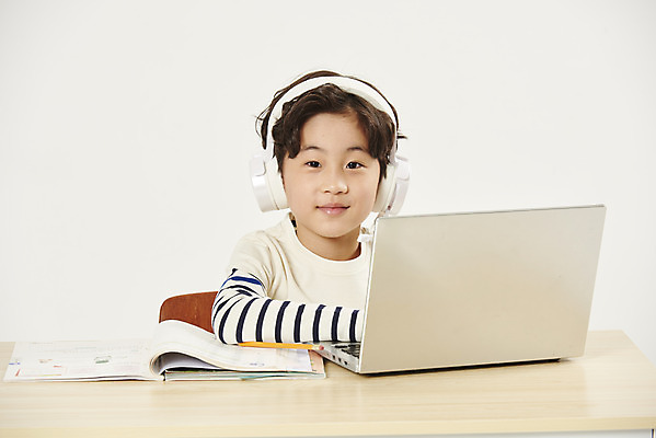 포토 JPG 스튜디오촬영 교육 남자 어린이라이프 초등학생 어린이 학교 실내 한명 미소 앉기 소년 상반신 앞모습 노트북 스쿨라이프 헤드폰 한국인 흰색 책상 교과서 흰배경 개학 에듀 에듀케이션 온라인강의 소년한명만 스쿨팩 사회적거리두기 원격수업 온라인개학 온택트 랜선라이프 국내포토 1 학생 라이프스타일 캠페인 뷰포인트 컬러 음향기기 가구 백그라운드 모션 교재 표정 사람 동양인 내부 전자제품 강의 원격 남자한명만 소년만 파일형식 언택트