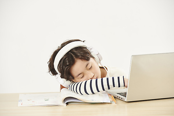 포토 JPG 스튜디오촬영 교육 남자 어린이라이프 초등학생 어린이 학교 실내 피곤 한명 앉기 소년 상반신 앞모습 노트북 스쿨라이프 헤드폰 한국인 흰색 잠 졸음 지루함 책상 흰배경 개학 에듀 에듀케이션 온라인강의 소년한명만 스쿨팩 사회적거리두기 원격수업 온라인개학 온택트 랜선라이프 국내포토 1 학생 라이프스타일 감정 캠페인 뷰포인트 컬러 음향기기 가구 백그라운드 컨셉 모션 사람 동양인 내부 전자제품 강의 원격 남자한명만 소년만 파일형식 언택트