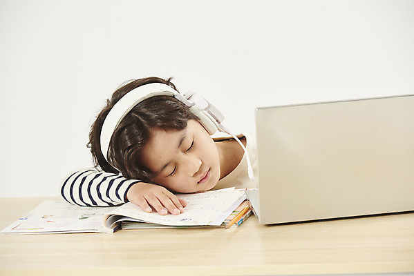 포토 JPG 스튜디오촬영 교육 남자 어린이라이프 초등학생 어린이 학교 실내 피곤 한명 앉기 소년 상반신 앞모습 노트북 스쿨라이프 헤드폰 한국인 흰색 잠 졸음 지루함 책상 교과서 흰배경 개학 에듀 에듀케이션 온라인강의 소년한명만 스쿨팩 사회적거리두기 원격수업 온라인개학 온택트 랜선라이프 국내포토 1 학생 라이프스타일 감정 캠페인 뷰포인트 컬러 음향기기 가구 백그라운드 컨셉 모션 교재 사람 동양인 내부 전자제품 강의 원격 남자한명만 소년만 파일형식 언택트