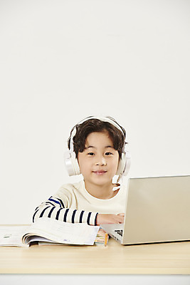 포토 JPG 스튜디오촬영 교육 남자 어린이라이프 초등학생 어린이 학교 실내 한명 미소 앉기 소년 상반신 앞모습 노트북 스쿨라이프 헤드폰 한국인 흰색 책상 교과서 흰배경 개학 에듀 에듀케이션 온라인강의 소년한명만 스쿨팩 사회적거리두기 원격수업 온라인개학 온택트 랜선라이프 국내포토 1 학생 라이프스타일 캠페인 뷰포인트 컬러 음향기기 가구 백그라운드 모션 교재 표정 사람 동양인 내부 전자제품 강의 원격 남자한명만 소년만 파일형식 언택트