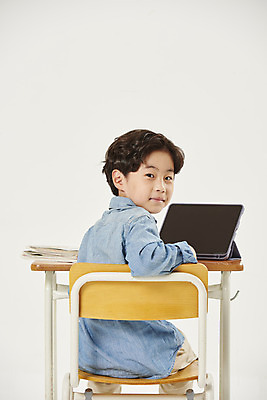 포토 JPG 스튜디오촬영 교육 남자 어린이라이프 초등학생 어린이 학교 실내 한명 앉기 소년 상반신 뒷모습 스쿨라이프 한국인 흰색 뒤돌아보기 책상 흰배경 개학 에듀 에듀케이션 온라인강의 소년한명만 스쿨팩 사회적거리두기 원격수업 온라인개학 온택트 국내포토 1 학생 라이프스타일 캠페인 뷰포인트 컬러 가구 백그라운드 모션 사람 동양인 내부 강의 원격 남자한명만 소년만 파일형식 언택트