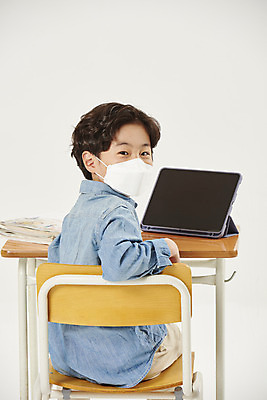 포토 JPG 스튜디오촬영 교육 남자 어린이라이프 초등학생 어린이 학교 실내 마스크 한명 앉기 소년 상반신 뒷모습 스쿨라이프 한국인 흰색 뒤돌아보기 책상 흰배경 개학 에듀 에듀케이션 온라인강의 소년한명만 스쿨팩 사회적거리두기 원격수업 온라인개학 온택트 국내포토 1 학생 라이프스타일 캠페인 뷰포인트 컬러 가구 백그라운드 모션 사람 동양인 내부 강의 원격 남자한명만 소년만 파일형식 언택트
