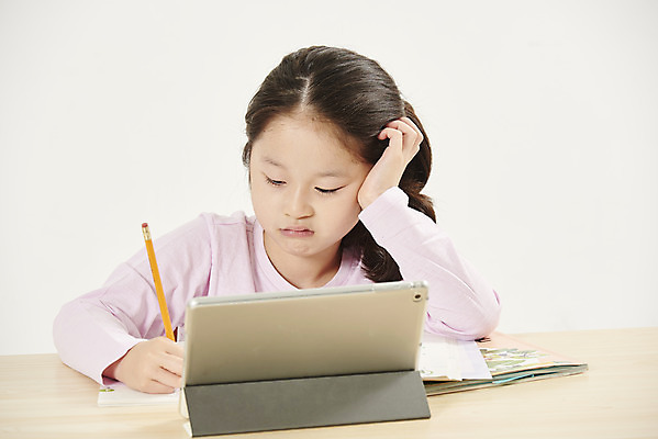 포토 JPG 스튜디오촬영 여자 교육 어린이라이프 초등학생 어린이 학교 실내 한명 앉기 소녀 상반신 앞모습 스쿨라이프 한국인 짜증 흰색 지루함 책상 흰배경 개학 에듀 에듀케이션 온라인강의 소녀한명만 스쿨팩 사회적거리두기 원격수업 온라인개학 온택트 랜선라이프 국내포토 1 학생 라이프스타일 감정 캠페인 뷰포인트 컬러 가구 백그라운드 모션 사람 동양인 내부 강의 원격 여자한명만 소녀만 파일형식 언택트