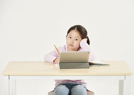포토 JPG 스튜디오촬영 여자 교육 어린이라이프 초등학생 어린이 학교 실내 한명 앉기 소녀 상반신 앞모습 스쿨라이프 한국인 짜증 흰색 지루함 책상 흰배경 개학 에듀 에듀케이션 온라인강의 소녀한명만 스쿨팩 사회적거리두기 원격수업 온라인개학 온택트 랜선라이프 국내포토 1 학생 라이프스타일 감정 캠페인 뷰포인트 컬러 가구 백그라운드 모션 사람 동양인 내부 강의 원격 여자한명만 소녀만 파일형식 언택트