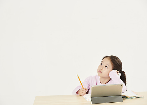 포토 JPG 스튜디오촬영 응시 여자 교육 어린이라이프 초등학생 어린이 학교 실내 한명 앉기 소녀 상반신 앞모습 스쿨라이프 한국인 짜증 흰색 지루함 책상 흰배경 개학 에듀 에듀케이션 온라인강의 소녀한명만 스쿨팩 사회적거리두기 원격수업 온라인개학 온택트 랜선라이프 국내포토 1 학생 라이프스타일 시선 감정 캠페인 뷰포인트 컬러 가구 백그라운드 모션 사람 동양인 내부 강의 원격 여자한명만 소녀만 파일형식 언택트