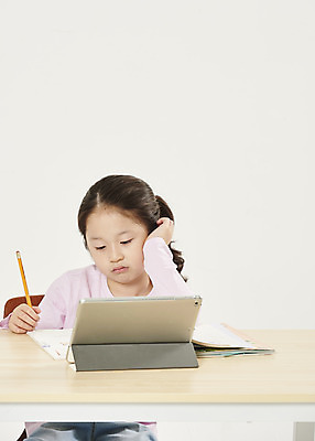 포토 JPG 스튜디오촬영 여자 교육 어린이라이프 초등학생 어린이 학교 실내 한명 앉기 소녀 상반신 앞모습 스쿨라이프 한국인 짜증 흰색 지루함 책상 흰배경 개학 에듀 에듀케이션 온라인강의 소녀한명만 스쿨팩 사회적거리두기 원격수업 온라인개학 온택트 랜선라이프 국내포토 1 학생 라이프스타일 감정 캠페인 뷰포인트 컬러 가구 백그라운드 모션 사람 동양인 내부 강의 원격 여자한명만 소녀만 파일형식 언택트