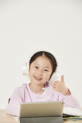 포토 JPG 스튜디오촬영 여자 교육 어린이라이프 초등학생 어린이 학교 실내 한명 미소 앉기 소녀 상반신 앞모습 스쿨라이프 헤드폰 한국인 흰색 최고 책상 흰배경 개학 에듀 에듀케이션 온라인강의 소녀한명만 스쿨팩 사회적거리두기 원격수업 온라인개학 온택트 랜선라이프 국내포토 1 학생 라이프스타일 캠페인 뷰포인트 컬러 음향기기 가구 백그라운드 모션 표정 사람 동양인 내부 강의 원격 여자한명만 소녀만 파일형식 언택트