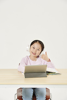 포토 JPG 스튜디오촬영 여자 교육 어린이라이프 초등학생 어린이 학교 실내 한명 미소 앉기 소녀 상반신 앞모습 스쿨라이프 헤드폰 한국인 흰색 최고 책상 흰배경 개학 에듀 에듀케이션 온라인강의 소녀한명만 스쿨팩 사회적거리두기 원격수업 온라인개학 온택트 랜선라이프 국내포토 1 학생 라이프스타일 캠페인 뷰포인트 컬러 음향기기 가구 백그라운드 모션 표정 사람 동양인 내부 강의 원격 여자한명만 소녀만 파일형식 언택트