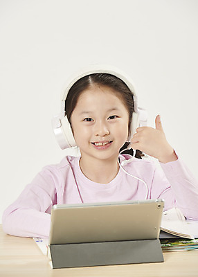 포토 JPG 스튜디오촬영 여자 교육 어린이라이프 초등학생 어린이 학교 실내 한명 미소 앉기 소녀 상반신 앞모습 스쿨라이프 헤드폰 한국인 흰색 최고 책상 흰배경 개학 에듀 에듀케이션 온라인강의 소녀한명만 스쿨팩 사회적거리두기 원격수업 온라인개학 온택트 랜선라이프 국내포토 1 학생 라이프스타일 캠페인 뷰포인트 컬러 음향기기 가구 백그라운드 모션 표정 사람 동양인 내부 강의 원격 여자한명만 소녀만 파일형식 언택트