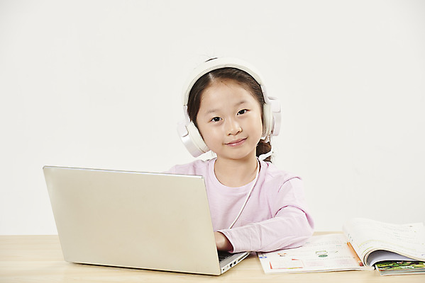 포토 JPG 스튜디오촬영 여자 교육 어린이라이프 초등학생 어린이 학교 실내 한명 앉기 소녀 상반신 앞모습 노트북 스쿨라이프 헤드폰 한국인 흰색 책상 교과서 흰배경 개학 에듀 에듀케이션 온라인강의 소녀한명만 스쿨팩 사회적거리두기 원격수업 온라인개학 온택트 랜선라이프 국내포토 1 학생 라이프스타일 캠페인 뷰포인트 컬러 음향기기 가구 백그라운드 모션 교재 사람 동양인 내부 전자제품 강의 원격 여자한명만 소녀만 파일형식 언택트