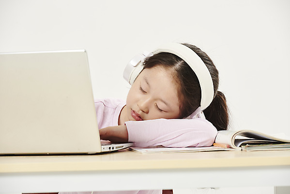 포토 JPG 스튜디오촬영 여자 교육 어린이라이프 초등학생 어린이 학교 실내 피곤 한명 앉기 소녀 상반신 앞모습 노트북 스쿨라이프 헤드폰 한국인 흰색 잠 졸음 지루함 책상 교과서 흰배경 개학 에듀 에듀케이션 온라인강의 소녀한명만 스쿨팩 사회적거리두기 원격수업 온라인개학 온택트 랜선라이프 국내포토 1 학생 라이프스타일 감정 캠페인 뷰포인트 컬러 음향기기 가구 백그라운드 컨셉 모션 교재 사람 동양인 내부 전자제품 강의 원격 여자한명만 소녀만 파일형식 언택트