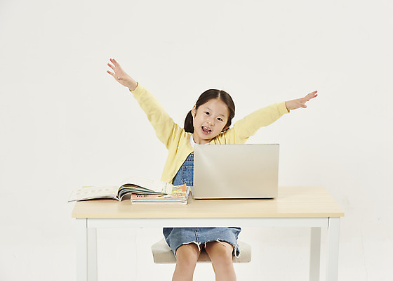 포토 JPG 스튜디오촬영 여자 교육 어린이라이프 초등학생 어린이 학교 팔벌리기 실내 한명 앉기 소녀 상반신 앞모습 노트북 스쿨라이프 한국인 흰색 책상 즐거움 교과서 흰배경 개학 에듀 에듀케이션 온라인강의 소녀한명만 스쿨팩 사회적거리두기 원격수업 온라인개학 온택트 랜선라이프 국내포토 1 학생 라이프스타일 감정 캠페인 뷰포인트 컬러 가구 백그라운드 모션 교재 사람 동양인 내부 전자제품 강의 원격 여자한명만 소녀만 파일형식 언택트