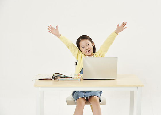 포토 JPG 스튜디오촬영 여자 교육 어린이라이프 초등학생 어린이 학교 팔벌리기 실내 한명 앉기 소녀 상반신 앞모습 노트북 스쿨라이프 한국인 흰색 책상 즐거움 교과서 흰배경 개학 에듀 에듀케이션 온라인강의 소녀한명만 스쿨팩 사회적거리두기 원격수업 온라인개학 온택트 랜선라이프 국내포토 1 학생 라이프스타일 감정 캠페인 뷰포인트 컬러 가구 백그라운드 모션 교재 사람 동양인 내부 전자제품 강의 원격 여자한명만 소녀만 파일형식 언택트