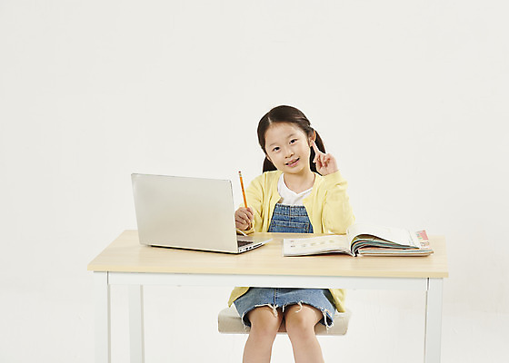 포토 JPG 스튜디오촬영 여자 교육 어린이라이프 초등학생 어린이 학교 실내 한명 앉기 소녀 상반신 앞모습 노트북 스쿨라이프 한국인 흰색 책상 교과서 흰배경 개학 에듀 에듀케이션 온라인강의 소녀한명만 스쿨팩 사회적거리두기 원격수업 온라인개학 온택트 랜선라이프 국내포토 1 학생 라이프스타일 캠페인 뷰포인트 컬러 가구 백그라운드 모션 교재 사람 동양인 내부 전자제품 강의 원격 여자한명만 소녀만 파일형식 언택트