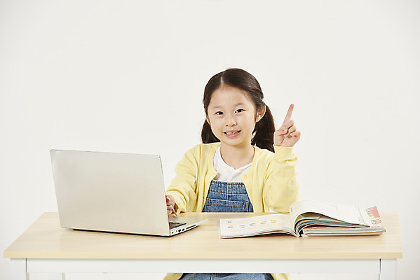 포토 JPG 스튜디오촬영 여자 교육 어린이라이프 초등학생 어린이 학교 실내 한명 앉기 손짓 소녀 상반신 앞모습 노트북 스쿨라이프 한국인 흰색 책상 교과서 흰배경 개학 에듀 에듀케이션 온라인강의 소녀한명만 스쿨팩 사회적거리두기 원격수업 온라인개학 온택트 랜선라이프 국내포토 1 학생 라이프스타일 캠페인 뷰포인트 컬러 가구 백그라운드 모션 교재 사람 동양인 내부 전자제품 강의 원격 여자한명만 소녀만 파일형식 언택트