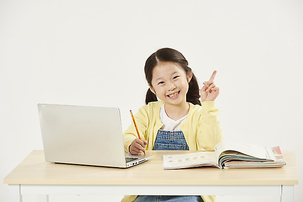 포토 JPG 스튜디오촬영 여자 교육 어린이라이프 초등학생 어린이 학교 실내 한명 앉기 손짓 소녀 상반신 앞모습 노트북 스쿨라이프 한국인 흰색 책상 교과서 흰배경 개학 에듀 에듀케이션 온라인강의 소녀한명만 스쿨팩 사회적거리두기 원격수업 온라인개학 온택트 랜선라이프 국내포토 1 학생 라이프스타일 캠페인 뷰포인트 컬러 가구 백그라운드 모션 교재 사람 동양인 내부 전자제품 강의 원격 여자한명만 소녀만 파일형식 언택트