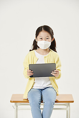 포토 JPG 스튜디오촬영 여자 교육 어린이라이프 초등학생 어린이 학교 실내 마스크 한명 들기 앉기 소녀 상반신 앞모습 태블릿 스쿨라이프 한국인 흰색 책상 흰배경 개학 에듀 에듀케이션 온라인강의 소녀한명만 스쿨팩 사회적거리두기 원격수업 온라인개학 온택트 국내포토 1 학생 라이프스타일 캠페인 뷰포인트 컬러 가구 백그라운드 모션 사람 동양인 내부 전자제품 스마트기기 강의 원격 여자한명만 소녀만 파일형식 언택트
