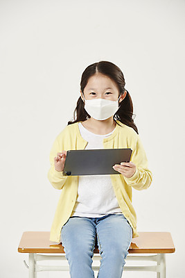 포토 JPG 스튜디오촬영 여자 교육 어린이라이프 초등학생 어린이 학교 실내 마스크 한명 들기 앉기 소녀 상반신 앞모습 태블릿 스쿨라이프 한국인 흰색 책상 흰배경 개학 에듀 에듀케이션 온라인강의 소녀한명만 스쿨팩 사회적거리두기 원격수업 온라인개학 온택트 국내포토 1 학생 라이프스타일 캠페인 뷰포인트 컬러 가구 백그라운드 모션 사람 동양인 내부 전자제품 스마트기기 강의 원격 여자한명만 소녀만 파일형식 언택트