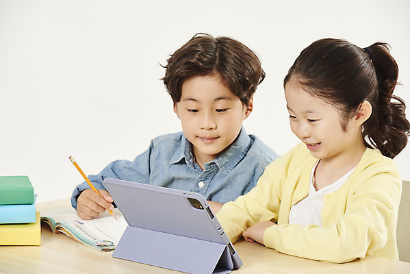 포토 JPG 스튜디오촬영 여자 교육 남자 어린이라이프 초등학생 어린이 학교 실내 상반신 두명 앞모습 옆모습 친구 태블릿 스쿨라이프 한국인 흰색 사회이슈 책상 흰배경 개학 에듀 에듀케이션 온라인강의 어린이만 스쿨팩 사회적거리두기 원격수업 온라인개학 온택트 랜선라이프 국내포토 학생 라이프스타일 캠페인 뷰포인트 컬러 가구 백그라운드 컨셉 관계 사람 동양인 내부 전자제품 스마트기기 강의 원격 파일형식 언택트