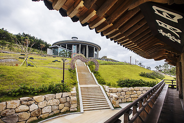 포토 JPG 주간 여행 한국 풍경 사람없음 야외 관광지 계단 경상북도 정자 동해 국내여행 포항 영일만 연오랑세오녀테마공원 국내포토 자연요소 건축물 공원 아시아 바다 만 경상도 파일형식