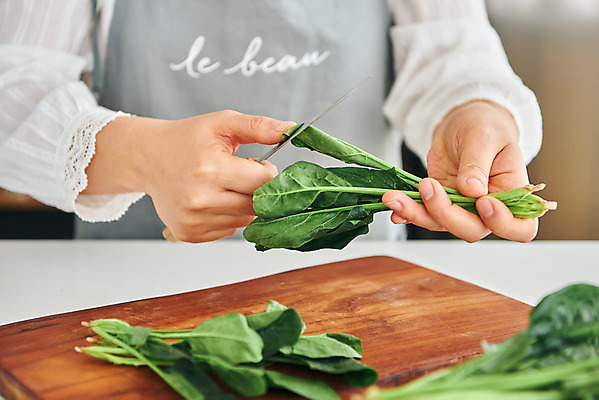 포토 JPG 손 여자 음식 40대 중년 식재료 재료 주방용품 도마 실내 요리 한명 상반신 앞모습 신체부위 주방 앞치마 한국인 칼 재료손질 식칼 시금치 중년여자한명만 국내포토 1 뷰포인트 생활용품 채소 사람 동양인 성인 내부 손질 여자한명만 중년여자만 파일형식