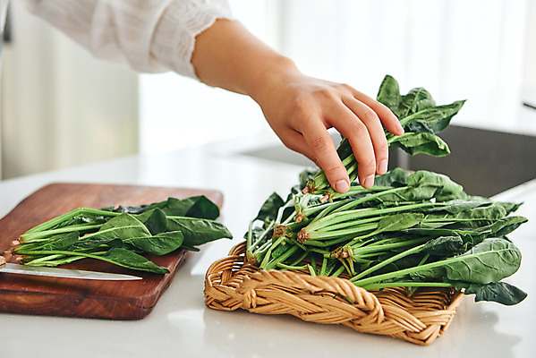 포토 JPG 손 여자 음식 40대 중년 식재료 재료 주방용품 도마 실내 요리 한명 옆모습 신체부위 주방 앞치마 한국인 칼 재료손질 식칼 시금치 중년여자한명만 국내포토 1 뷰포인트 생활용품 채소 사람 동양인 성인 내부 손질 여자한명만 중년여자만 파일형식