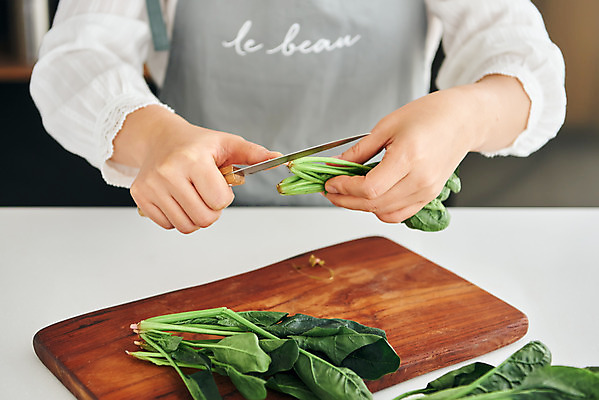 포토 JPG 손 여자 음식 40대 중년 식재료 재료 주방용품 도마 실내 요리 한명 상반신 앞모습 신체부위 주방 앞치마 한국인 칼 재료손질 식칼 시금치 중년여자한명만 국내포토 1 뷰포인트 생활용품 채소 사람 동양인 성인 내부 손질 여자한명만 중년여자만 파일형식