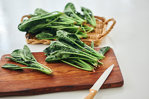 포토 JPG 음식 식재료 재료 주방용품 도마 실내 요리 사람없음 주방 칼 식칼 시금치 국내포토 생활용품 채소 내부 파일형식